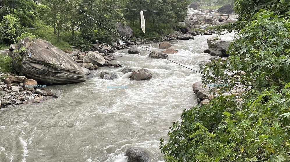 लमजुङको खुदी खोलाले बगाउँदा एक बालिका बेपत्ता