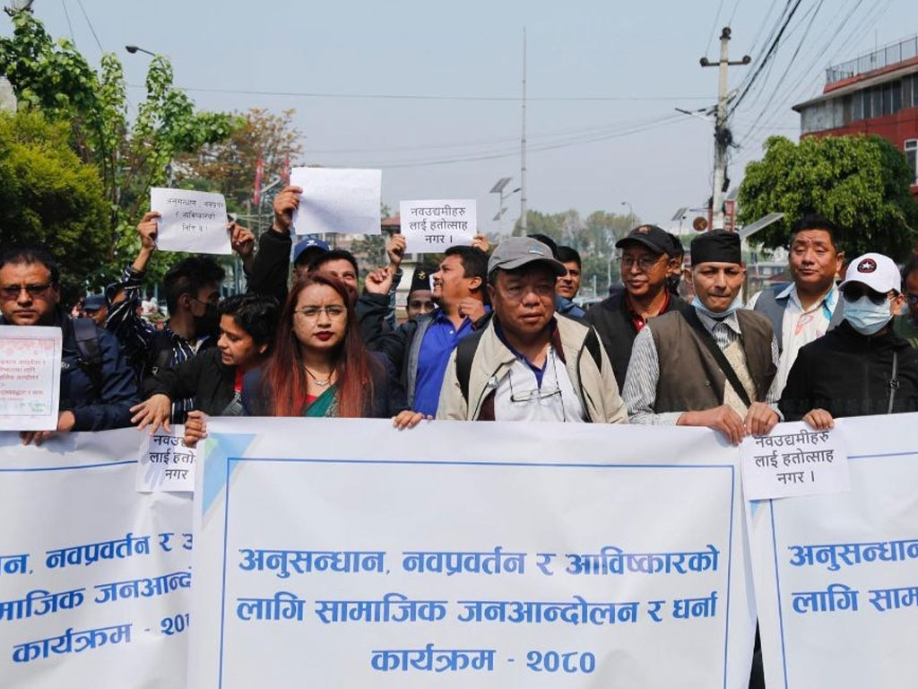 सांसदहरुले काम नगरे ढ्यांग्रो ठोक्दै लखेट्छौँ : महावीर पुन