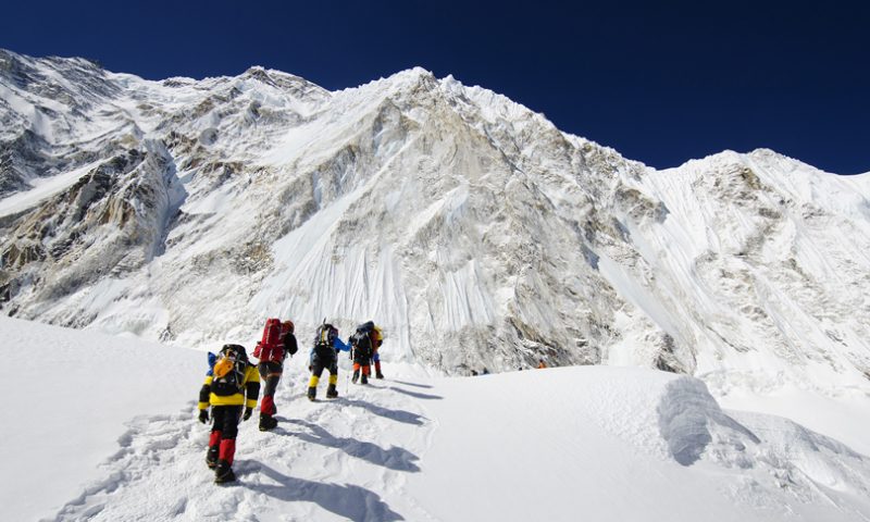 यस बर्ष इतिहासकै सबैभन्दा धेरैले सगरमाथा आरोहण गर्दै